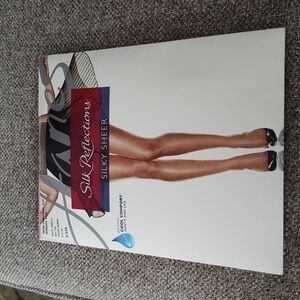Hanes Silk Reflections Silky Sheer Pantyhose - Nude